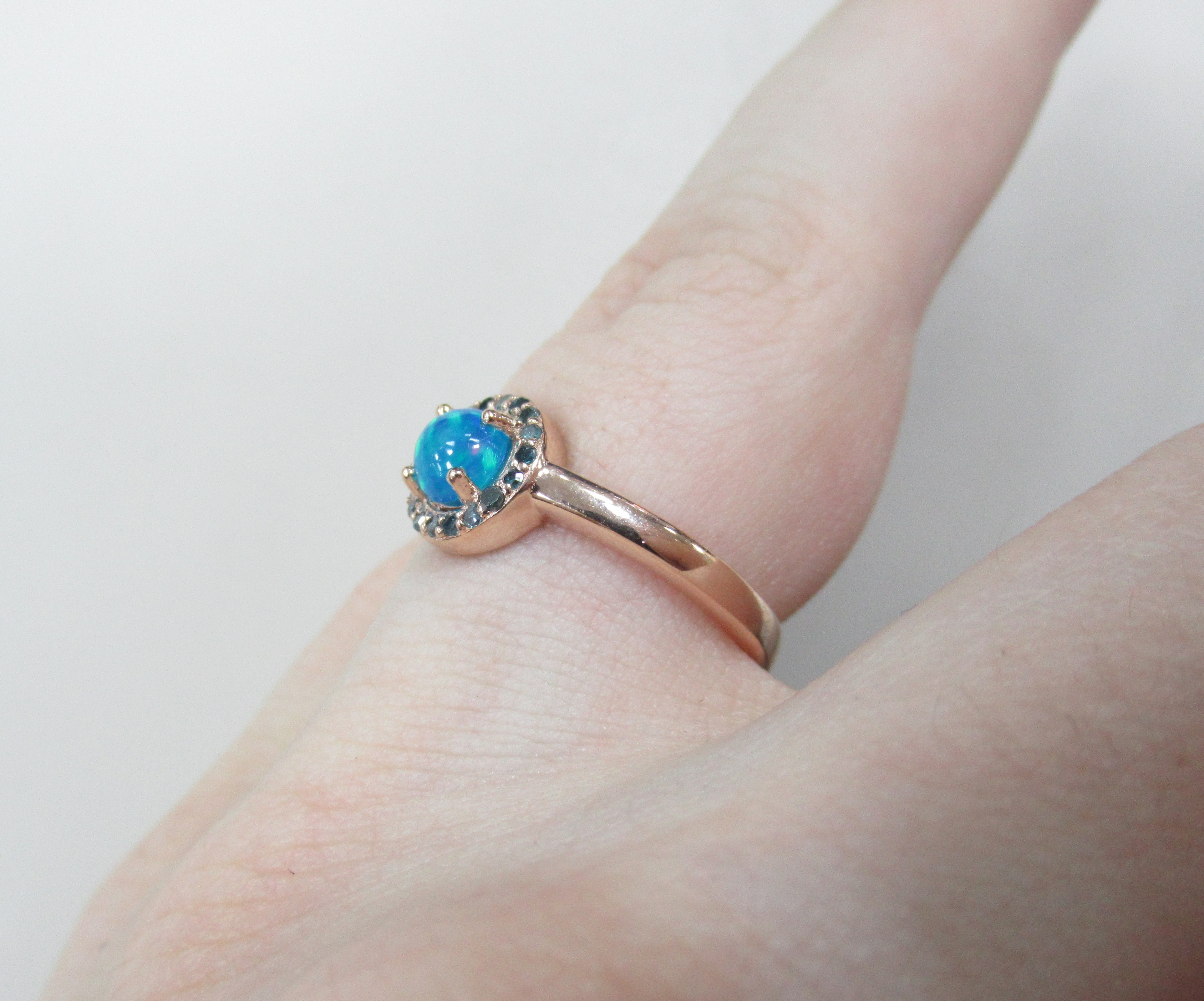 Серебряное кольцо с голубым опалом и бриллиантами